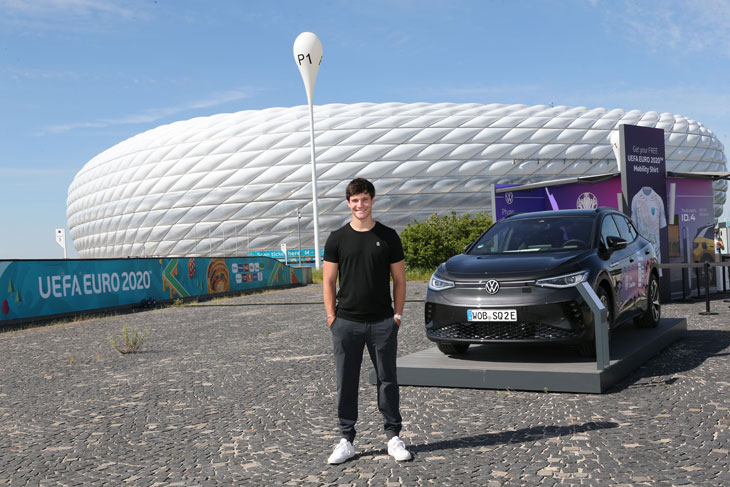 Wincent Weiss vor der Münchner Arena (©Foto: G.Schober/BrauerPhotos für VW, Volkswagen AG)